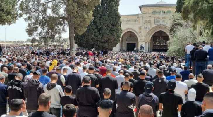 IMAGES 130 000 Perform Friday Prayer At Al Aqsa Roya News