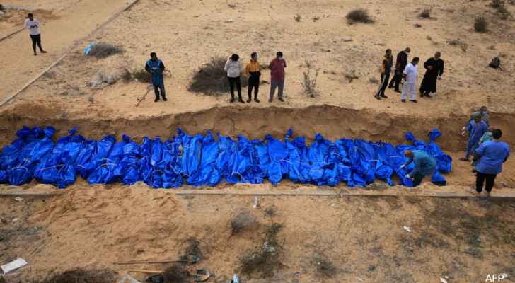 Unidentified bodies killed by “Israeli” bombardment were buried by Gaza’s authorities in Khan Yunis. (November, 2023) (Photo: AFP) 