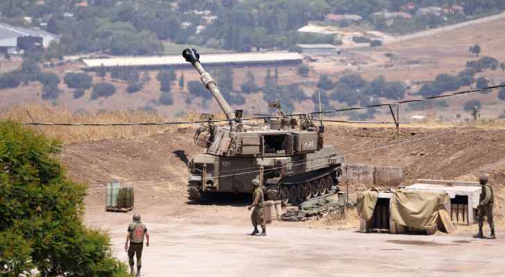 “Israeli” soldiers stand near a self-propelled artillery vehicle on the outskirts of Kiryat Shmona (July 6, 2023) (Photo: Jalaa Marey/AFP) 
