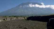 Tens of thousands flee area surrounding volcano in Bali