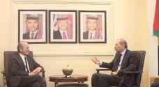 FM Safadi meets French envoy to discuss support for Syrian refugees