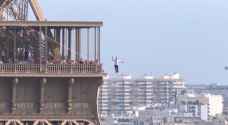 Tightrope walker completes 600-meter walk on slackline in Paris