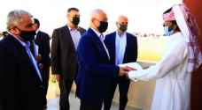 Issawi hands over housing units to impoverished families in Ma'an, Aqaba