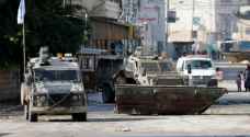 “Israeli” forces raids towns in Hebron, Nablus