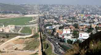 Dozens of migrants arrive at US-Mexico border