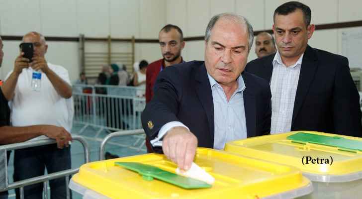 Prime Minister Hani Mulki casting his vote today. (Petra)