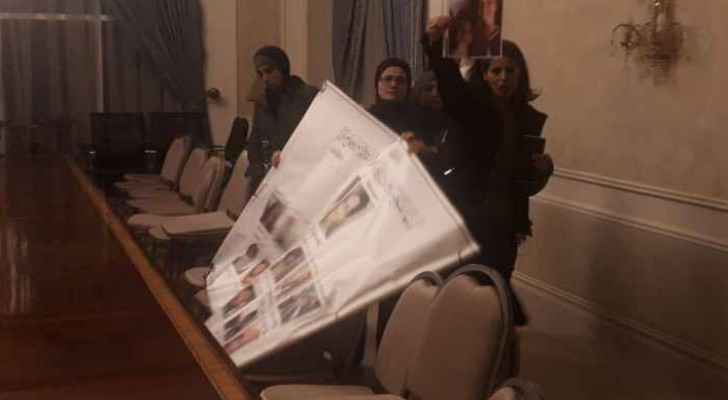 Families of Dead Sea victims enter Prime Minister's office, protest against government actions