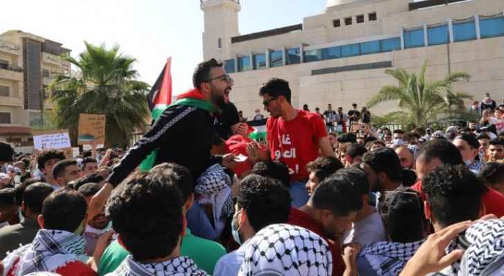 Thousands of Jordanians march to Palestinian border in support of Palestine