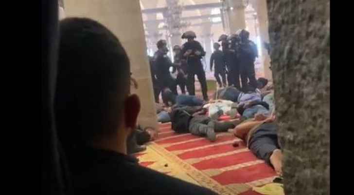 VIDEO: In unprecedented move, Israeli Occupation storms Qibli prayer hall