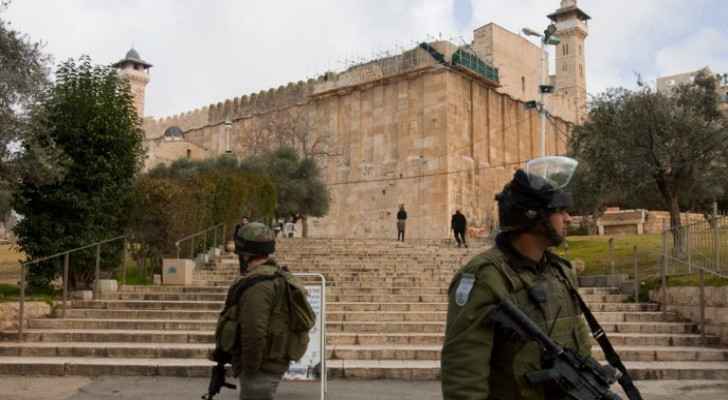 Jewish settlers storm Ibrahimi Mosque in Hebron