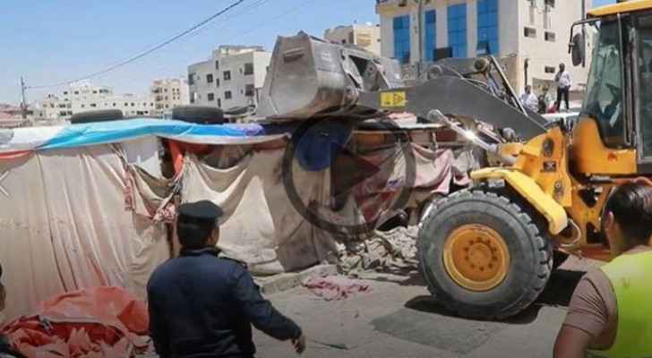VIDEO: Greater Amman Municipality removes street vendors stalls
