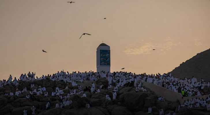 VIDEO: Muslim worshippers pray on Mount Arafat in key hajj ritual