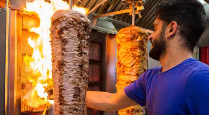 15 suffer from food poisoning in Mafraq after eating shawarma