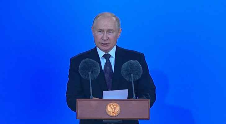 Putin promotes Russian arms at military forum
