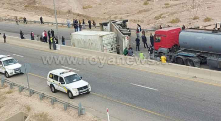 Driver Dead After Truck Overturns On Desert | Roya News