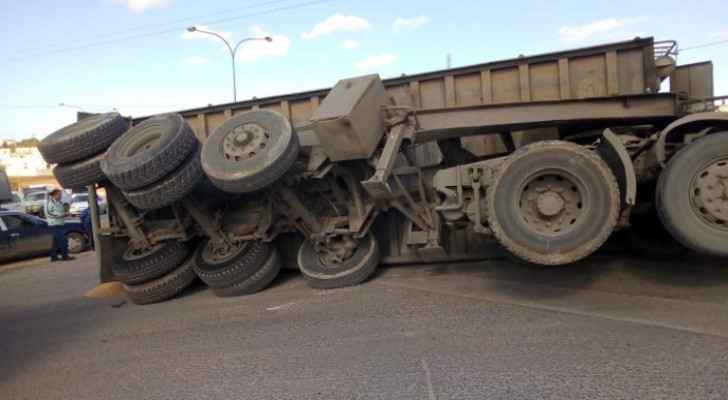 Truck overturns on Irbid-Amman road