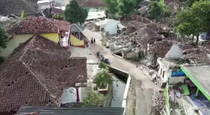 Strong earthquake shakes Indonesia