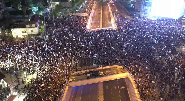 Tens of thousands demonstrate against Netanyahu's government in Tel Aviv