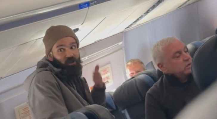 Man allegedly tries to open plane door, stab flight attendant mid-flight