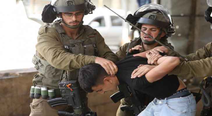 Israeli Occupation detains 13 Palestinians
