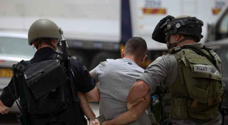 Israeli Occupation detains 14 Palestinians