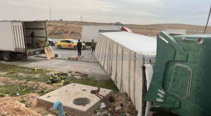One injured after vehicle overturned on Mafraq-Zarqa highway