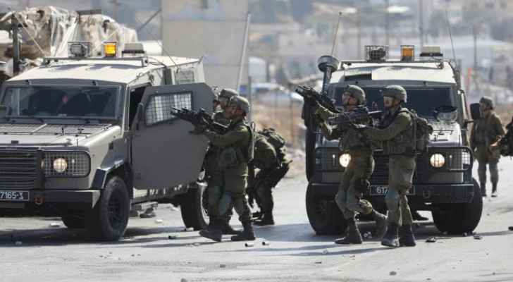 Israeli Occupation officer injured in Nablus raid Monday
