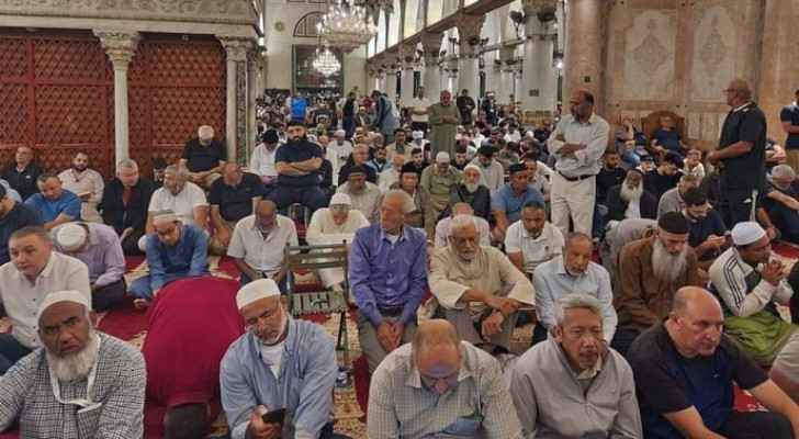 Thousands of Palestinians perform Fajr prayer in Al-Aqsa Mosque