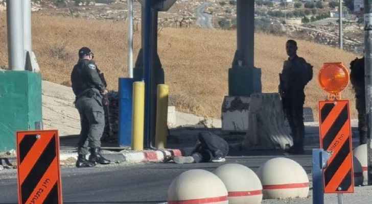 Palestinian youth shot at an Israeli army checkpoint south of Jerusalem