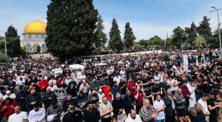 Despite restrictions, thousands pray at Aqsa Mosque