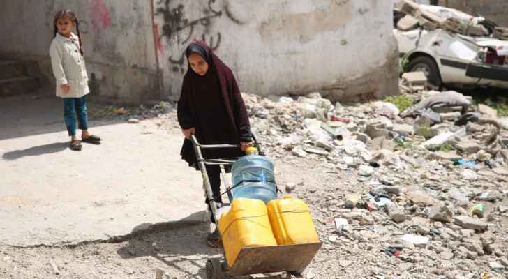 Palestinian girl transports water containers in Gaza City (March 31, 2024) (Photo: AFP) 
