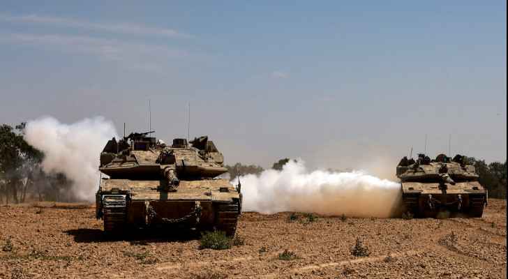 “Israeli” tanks near the border with the Gaza Strip. (May 2, 2024) (Photo: Menahem Kahana/AFP)