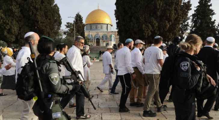 Settlers storm Al-Aqsa under the protection of "Israeli" police 