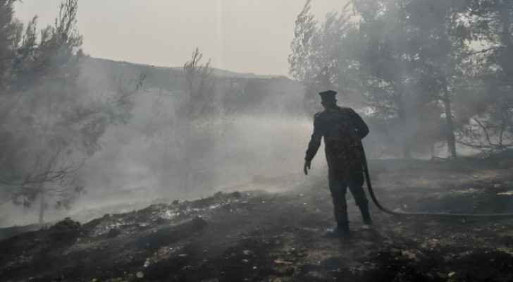 Civil Defense teams trying to control the fires.