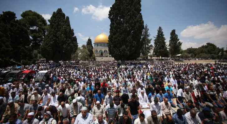 40,000 worshippers perform Friday prayer at Al-Aqsa Mosque