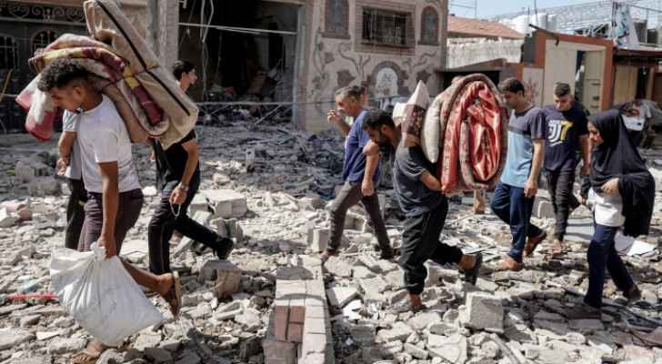 Palestinians carrying out their luggage.