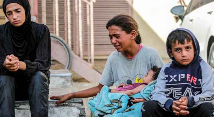 Palestinin girl crying