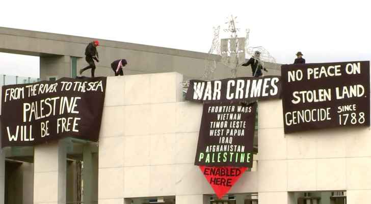 Pro-Palestine protesters rally atop Australian Parliament (Photo: AFP)